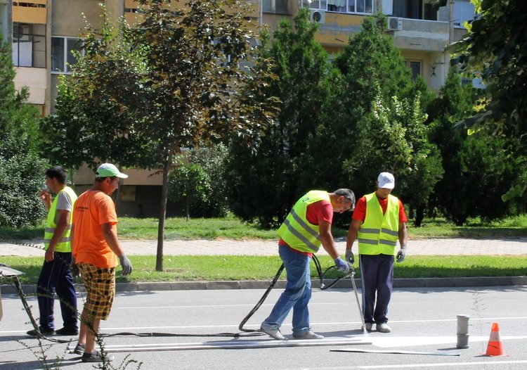 Освежават пътната маркировка в Димитровград