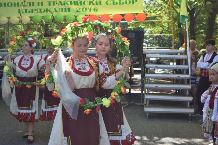 Тракийци пеят и танцуват в Кърджали,честват 120 години от организираното тракийско движение