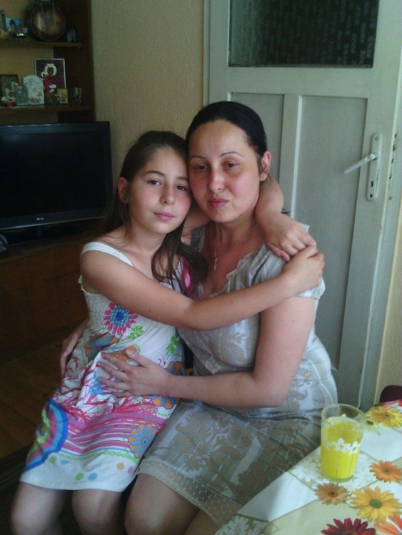 Млада жена от Смолян се нуждае от помощ: страда от рядко заболяване, живее в агония от болките и мъка за детето си