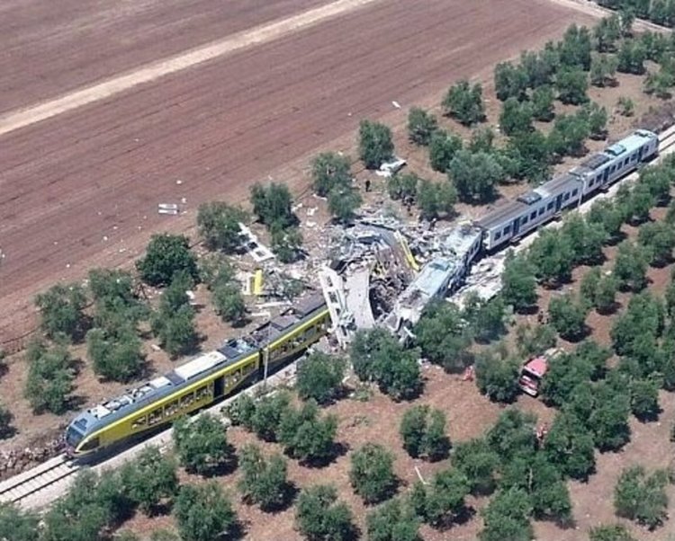 Два влака се сблъскаха челно в Италия, има жертви