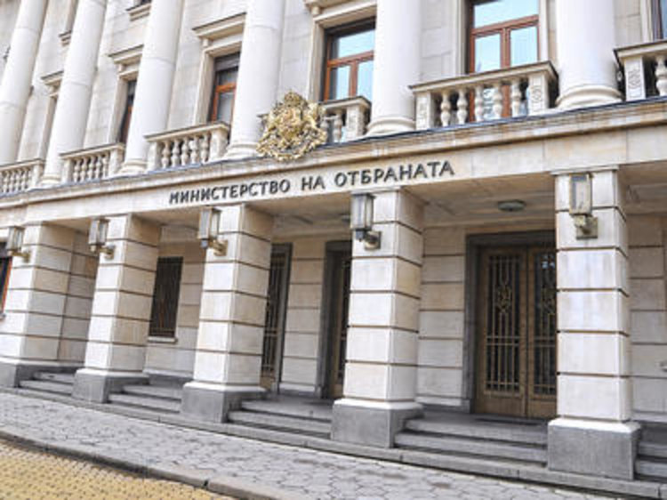 Министерството на отбраната освобождава от администрацията всички пенсионери