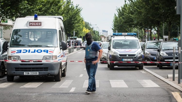 Арестуваха сирийски бежанец във връзка с терора във френска църква