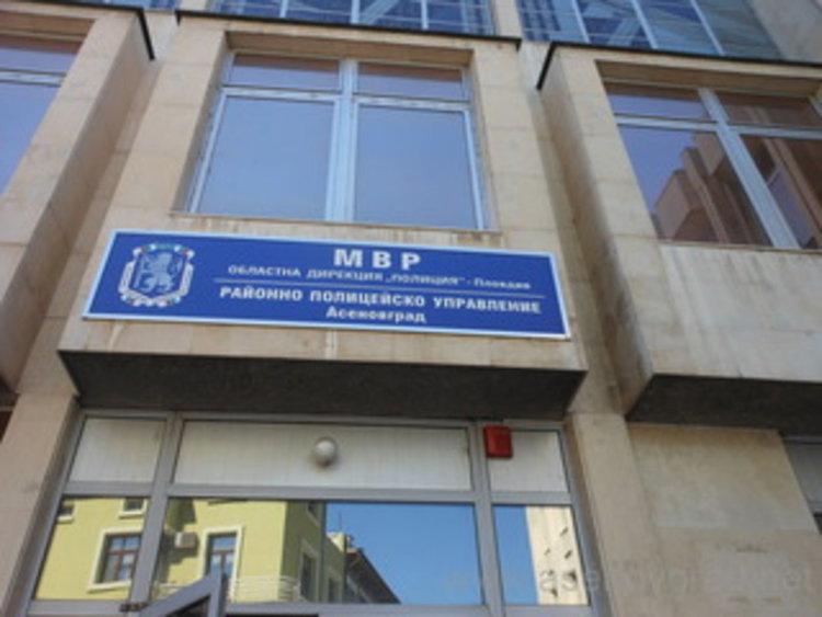 Трима изпочупиха прозорците на къща, спипаха ги за часове