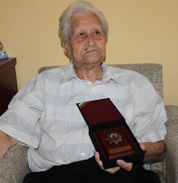 Удостоиха ветеран от Димитровград с почетен знак