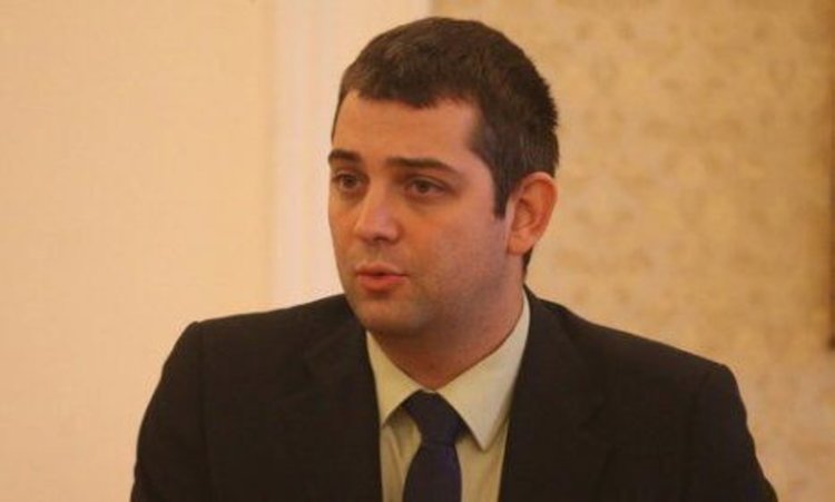 ДБГ стяга редици за конгрес наесен