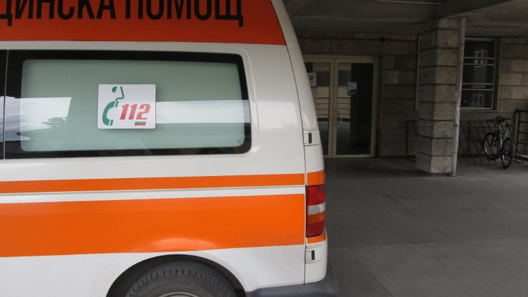 Тийнейджър нокаутира водач на линейка