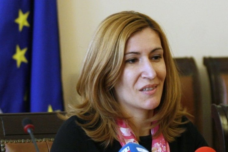 Ангелкова: До 4 лв. за чадър на плаж в национален курорт от догодина 