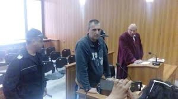 Полицаят, обвинен за убийството на родителите си, обжалва ареста си