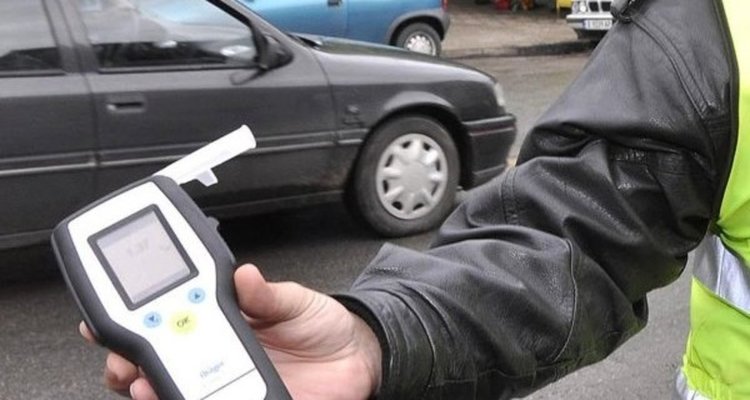 По пътищата: задържаха пиян зад волана, друг с фалшива книжка, момче с отнето сведителство