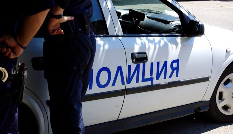 Паркиран без спирачка автомобил помете дете и жена, заби се в паркирана кола