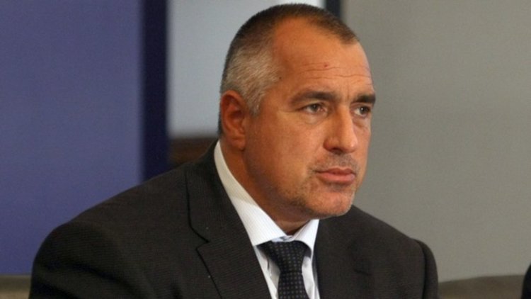 Борисов, Цацаров и министри при майка на загинал на пътя