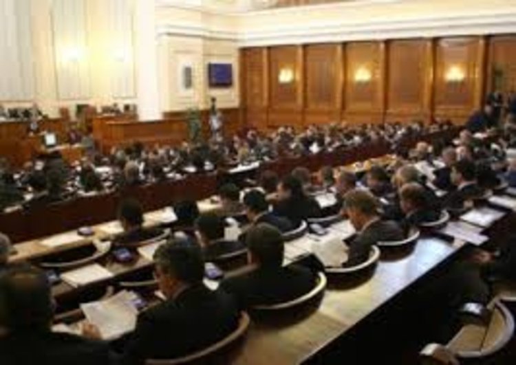 Заседанието на парламента прекратено заради скандал