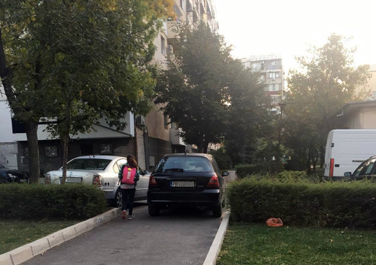 Читатели: Пак безобразно паркиране на пешеходна алея