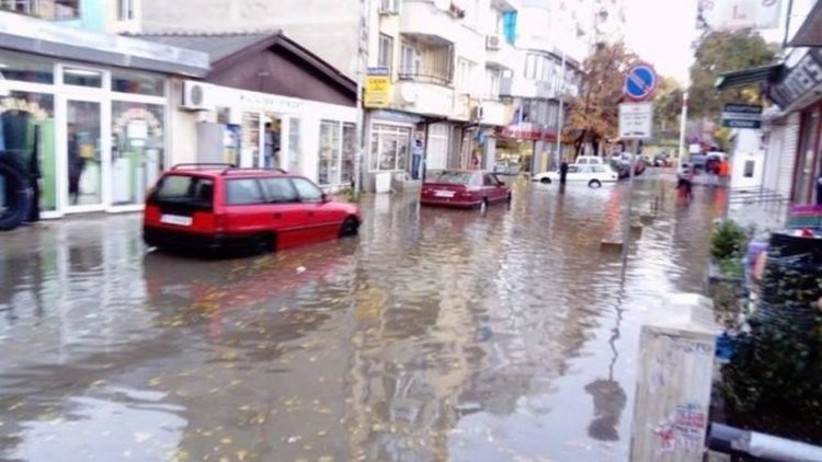 Порой след пороя във Варна - паднали дървета, тапи, наводнени мазета