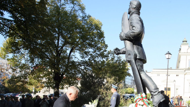 На 104-годишнината си ВВС в очакване на нов изтребител