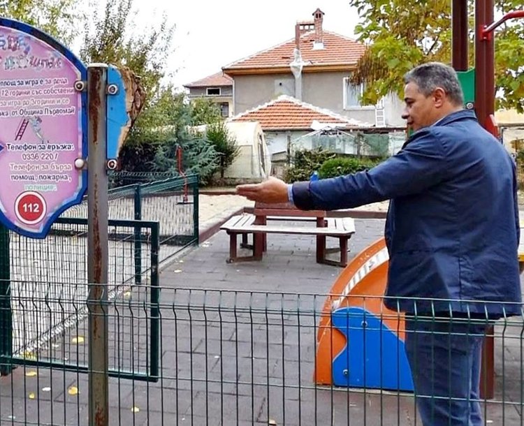 Няколко блока пропищяха от вандали на детска площадка