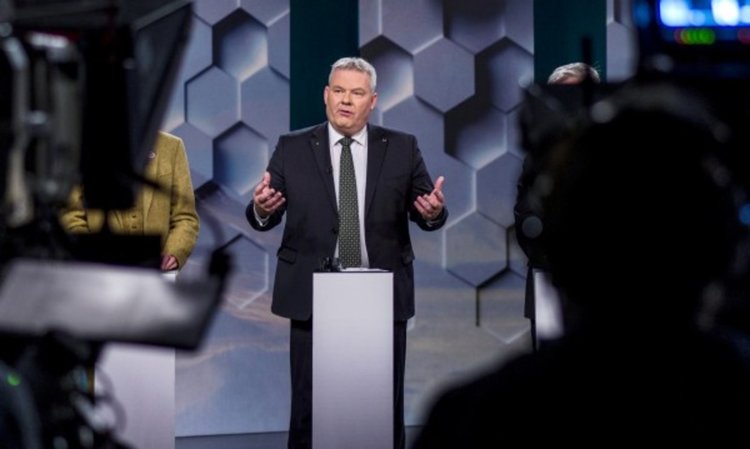 Правителството на Исландия подаде оставка
