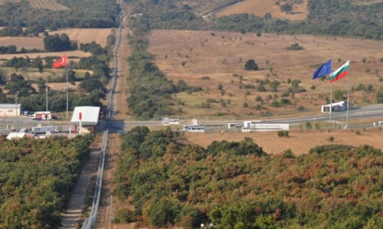 28 задържани митничари при акцията на ГКПП Лесово