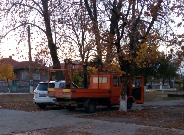 Автомобили препречват пътя на майки с колички