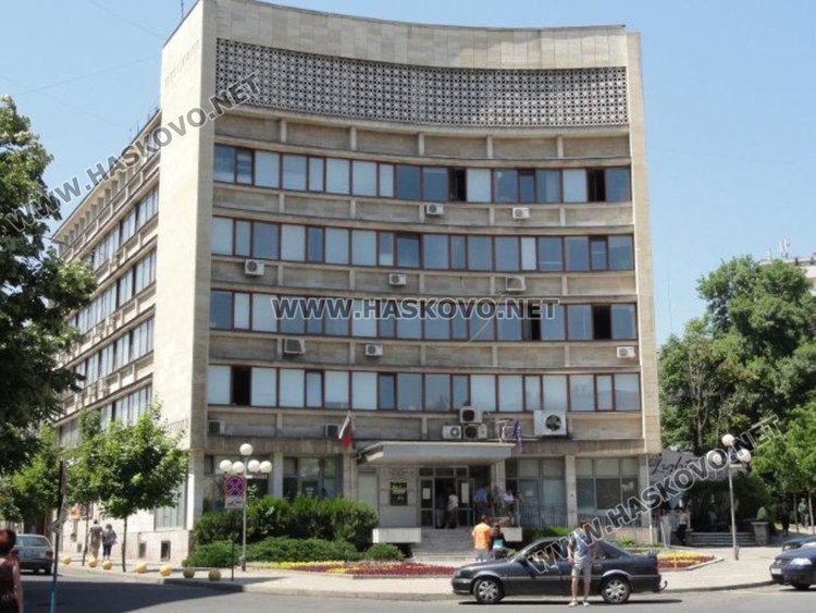 Данъчните  извадиха на търг тютюневи складове на длъжници