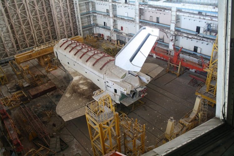 Мистериозни останки от машини, изоставени от хората