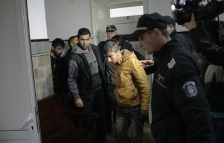 Прокуратурата проверява полицейско насилие срещу двама мигранти