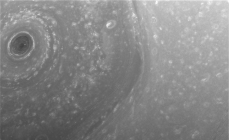 Cassini изпрати първи снимки от новата си орбита