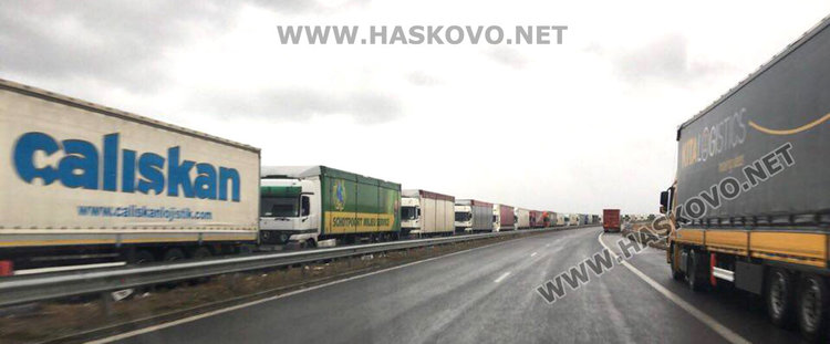 Камиони в 10-километрова опашка по границата с Турция при Капитан Андреево