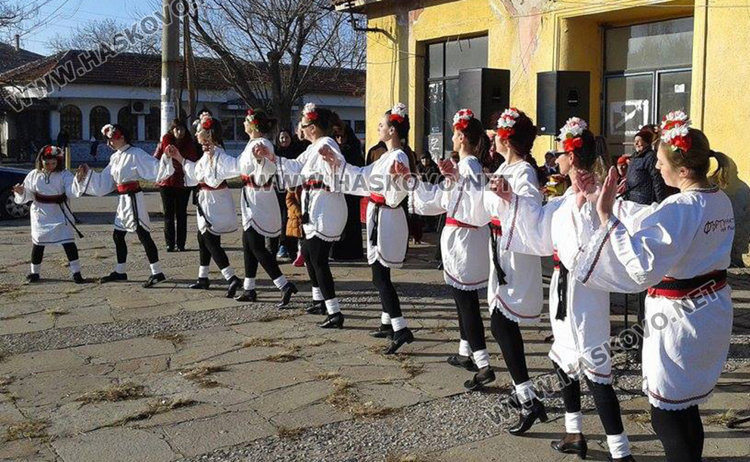 Боляровски фъртуни и червено вино веселиха десетки в квартала