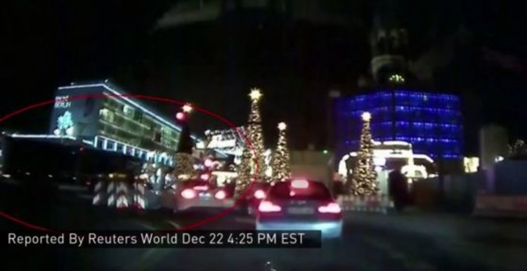 Камера на такси е заснела момента на трагедията в Берлин (видео)