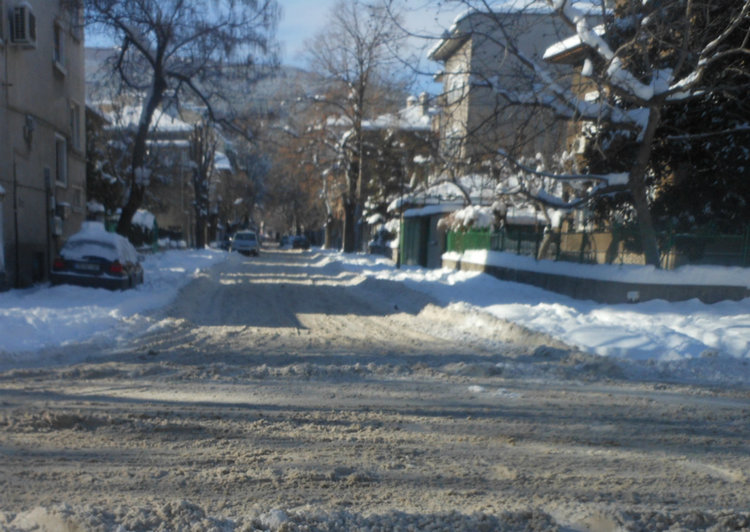 Снеговалежите продължават, условия за виелици и навявания