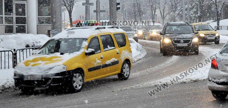 Такситата в Хасково изнемогват заради снега, няма шофьори