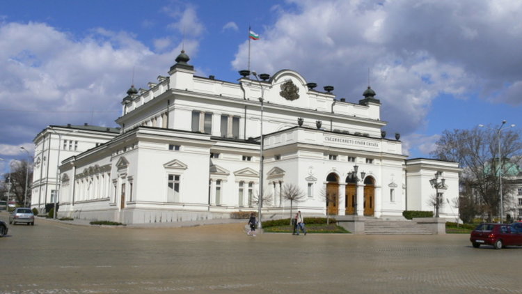 Минимална преднина на ГЕРБ пред БСП измериха от "Тренд"