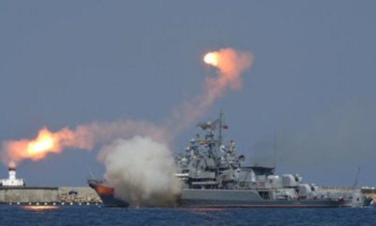 Големи маневри в Крим: Русия стоварва десант от 2500 военни
