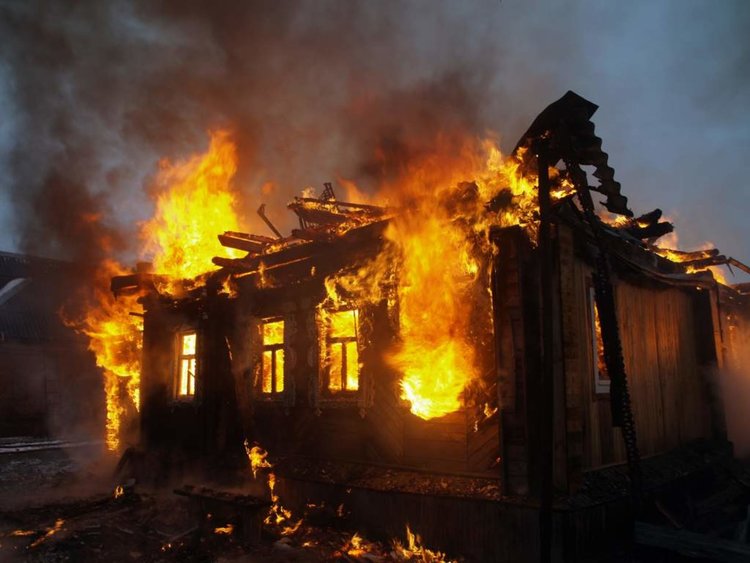 Горя бунгало в местността Широка поляна, още два пожара заради непочистени комини