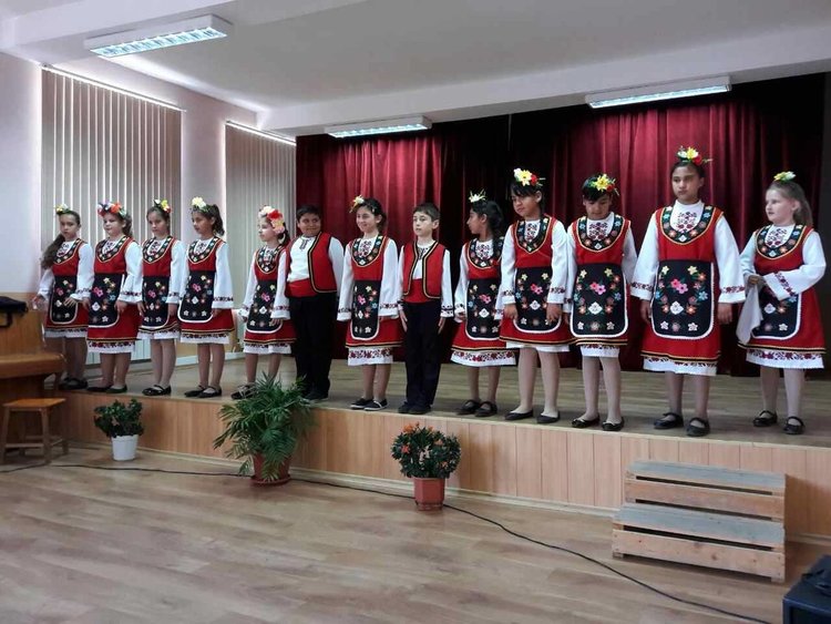 Деца от Градина и Първомай показаха как са се научили да танцуват по "Твоя час"