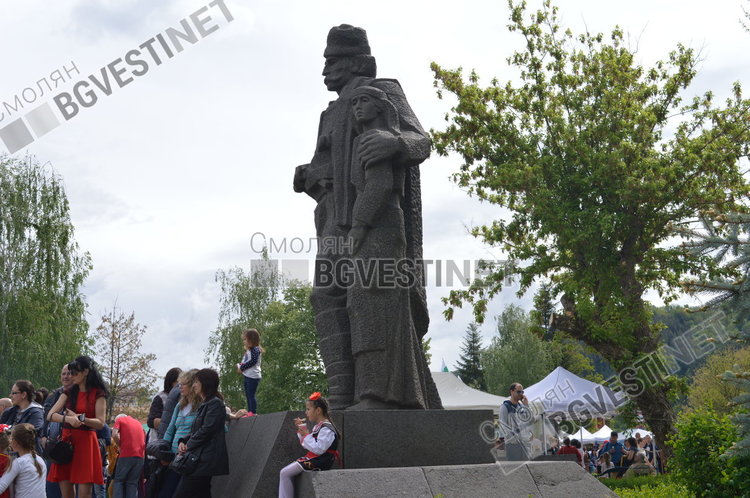  Ученици от Кърджали намериха голяма сума пари в Златоград, върнаха ги на собственичката