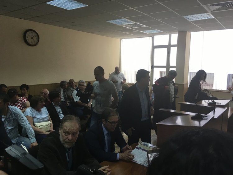 До минути става ясно отстраняват ли Емил Караиванов от кметския пост
