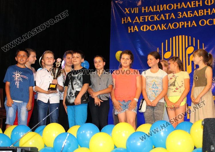 Голямата награда на конкурса "Златен извор" отиде в Панагюрище, "Слънчогледите" с отличие за авторска песен