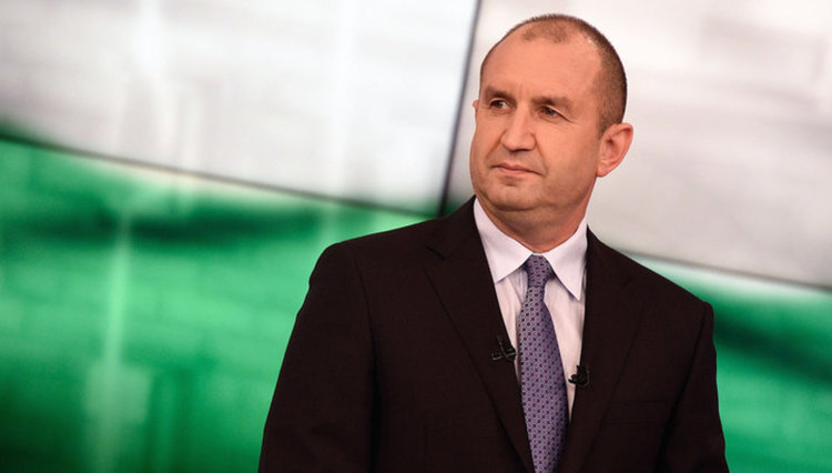 Румен Радев застана зад гърба на Пламен Узунов