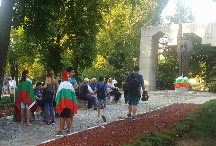 Протестното шествие тръгна по улиците на Асеновград