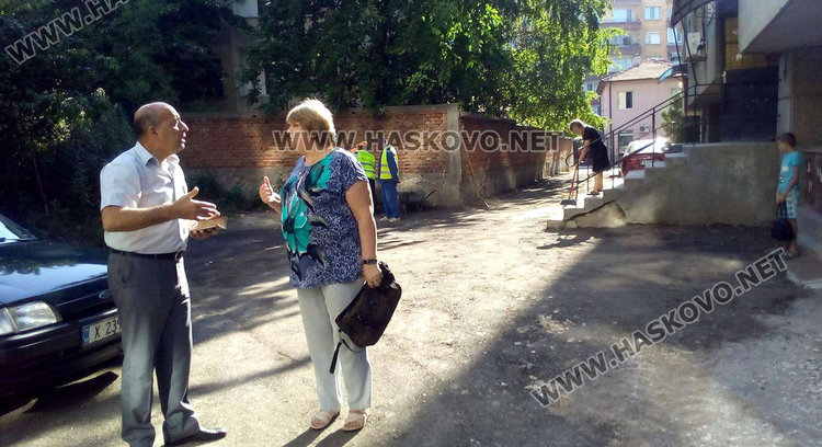 Реакция: Полагат временна настилка пред блока с локвите