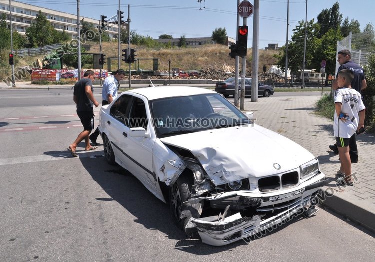 Ауди отнесе BMW, камионче -калник на кола, спряла на завой