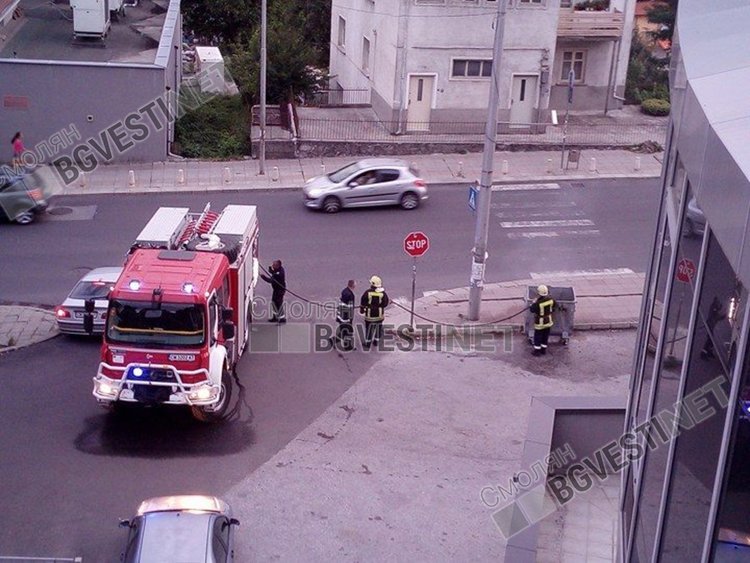 Цял пожарникарски екип гаси контейнер за смет в центъра на Смолян