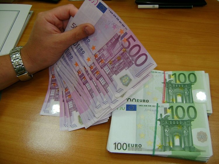 Сръбкиня носи тайно през България 50 бона в памперси и в бельото си