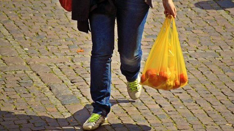Продължават проверките за регламентирана продажба на найлонови торбички