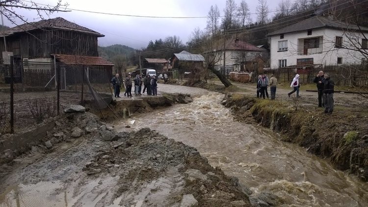 Нивото на реките се покачи застрашително, няма ток за помпите на язовир "Златоград"