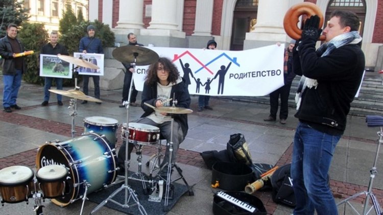 С импровизиран концерт бащи протестират, че не виждат децата си
