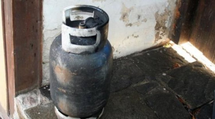 Поредният взрив на газова бутилка, апартамент остана без дограма