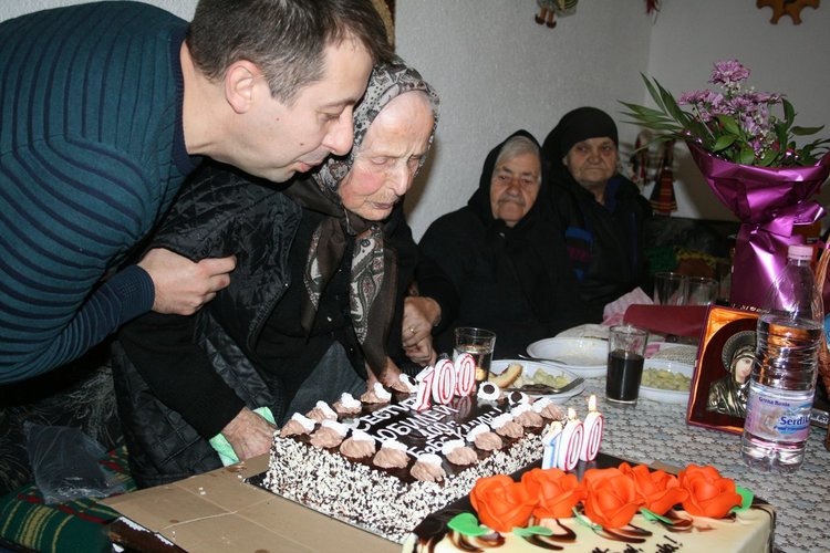 Столетници празнуват в Момково и Харманли